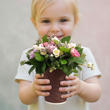 Ребенок с цветами